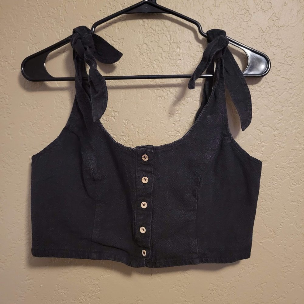 Kendall & Kylie Black Tie-Shoulder Button Front Crop Top